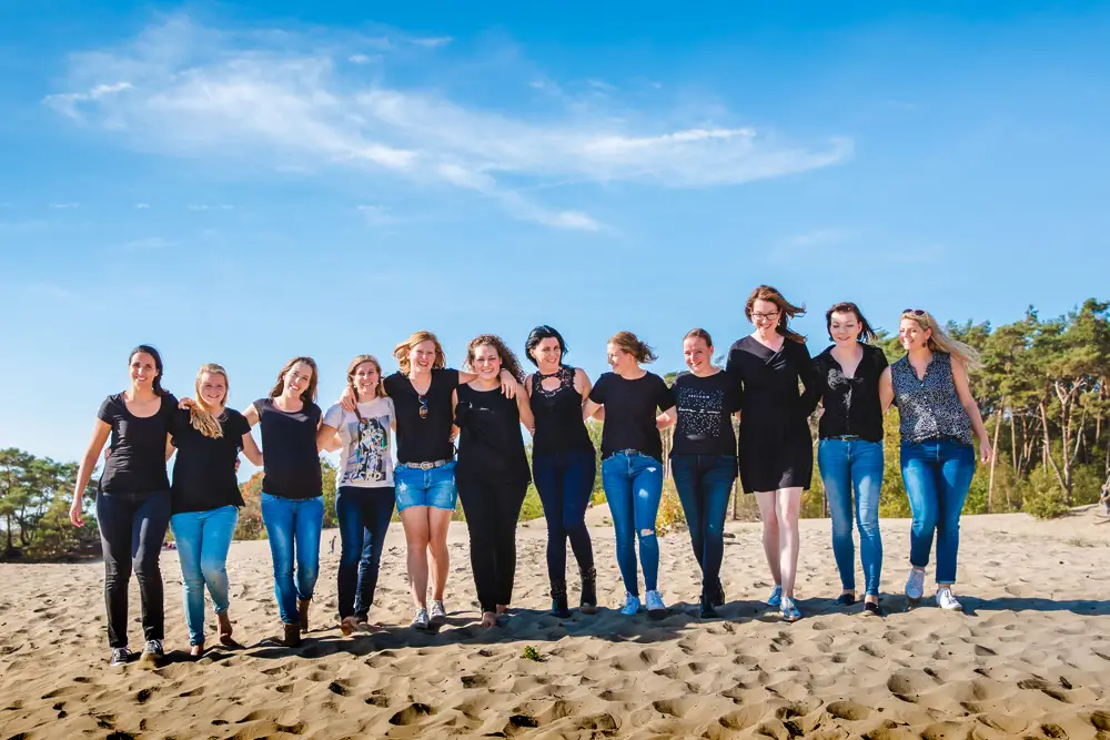  Vriendinnen lopen gezellig samen tijdens een fotoshoot. 
