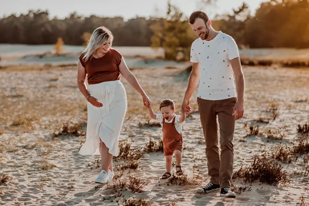  Zwangerschapsfoto met gezin in duinen 