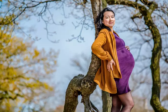  Zwangere vrouw poseert in de Drunense Duinen.