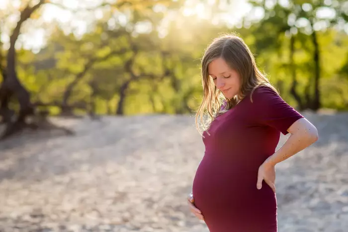  Fotoshoot van zwangere vrouw bij avondlicht.