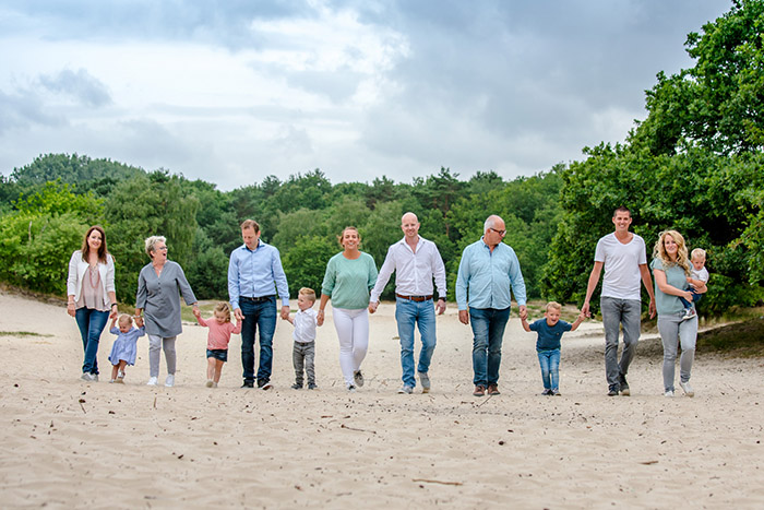 Grote familie poseren in kleding volgens het advies