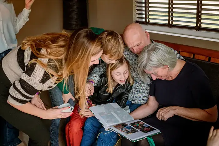 gezellige bruidsfotografie schoenenspel borrel brabant den bosch tilburg eindhoven breda gezellige ontspannen bruidsfotografie