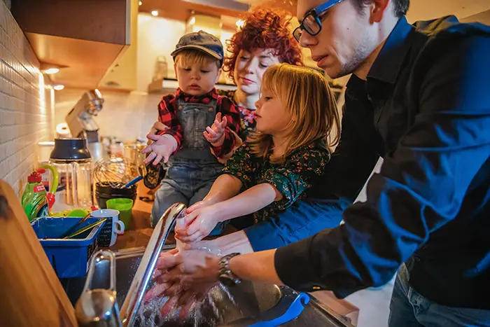 spontane en niet geposeerde day in the life reportage fotoshoot met vader en zoon die voetballen in Noord Brabant