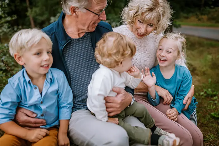 Opa en oma met kleinkinderen op de foto tijdens een familieshoot in Brabant