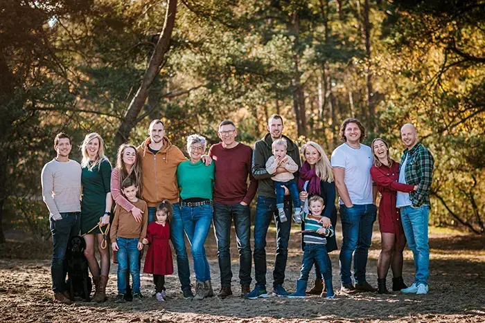 Mooie fotoshoot met kinderen ongedwongen en puur met frisse achtergrond in Den Bosch