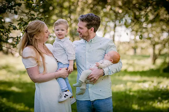 Herfst fotoshoot met grote familie in natuurlijk licht bij de Katjeskelder in Oosterhout