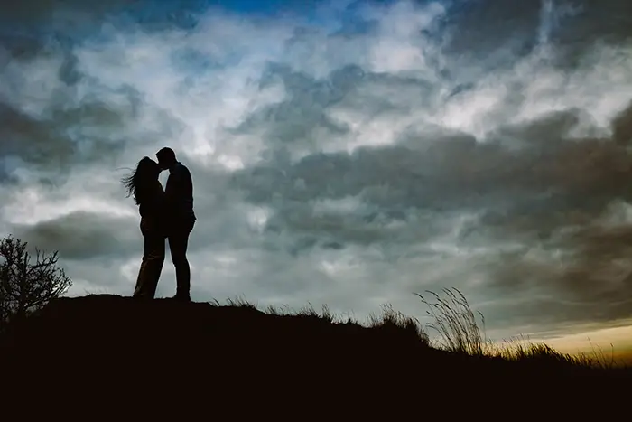 Verliefd stel zit in de heide van Kaatsheuvel tijdens een ongedwongen en spontage loveshoot