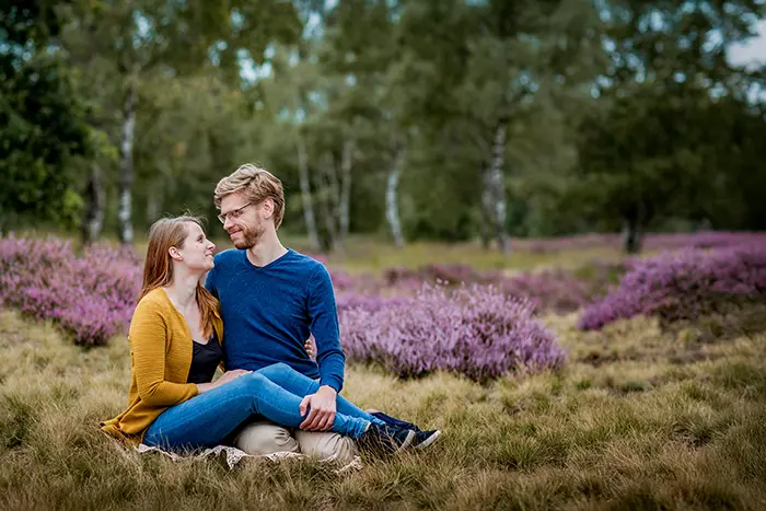 Creatieve loveshoot tijdens zonsondergang | spannende foto met tegenlicht | silhouet van verliefd stel
