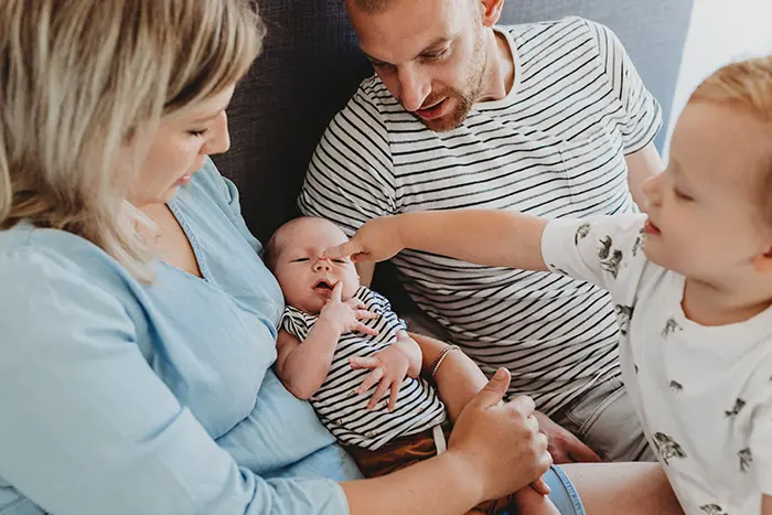 gezellige bruidsfotografie schoenenspel borrel brabant den bosch tilburg eindhoven breda gezellige ontspannen bruidsfotografie
