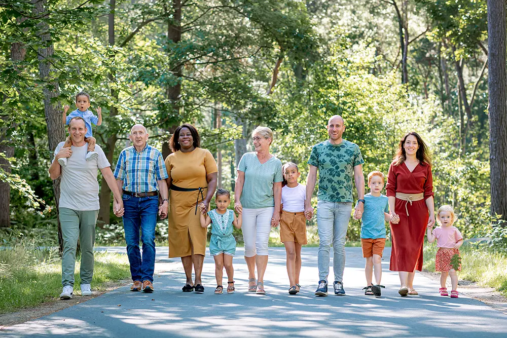 Grote familie kleurrijke fotoshoot bij de Beekse Bergen in een bosrijke omgeving
