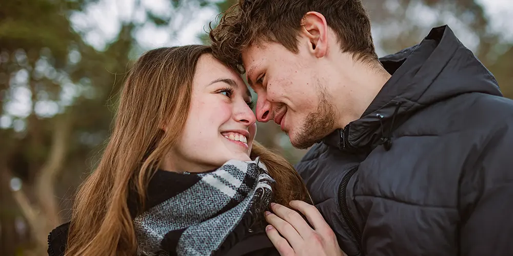 Close up van verliefd stel tijdens een loveshoot in de winter bij Loonse en Drunense duinen
