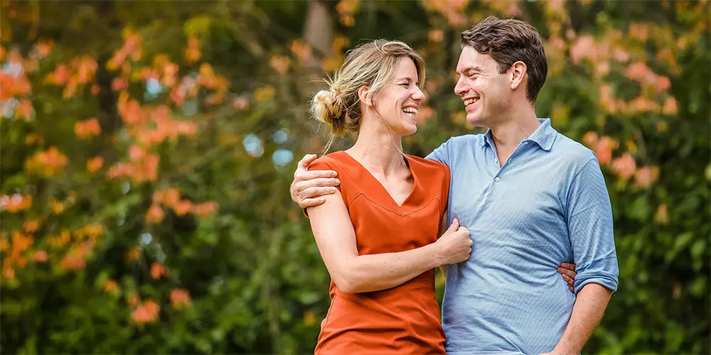 Gezellige loveshoot met ouder koppel fotoshoot in de natuur reportage Den Bosch Eindhoven Tilburg