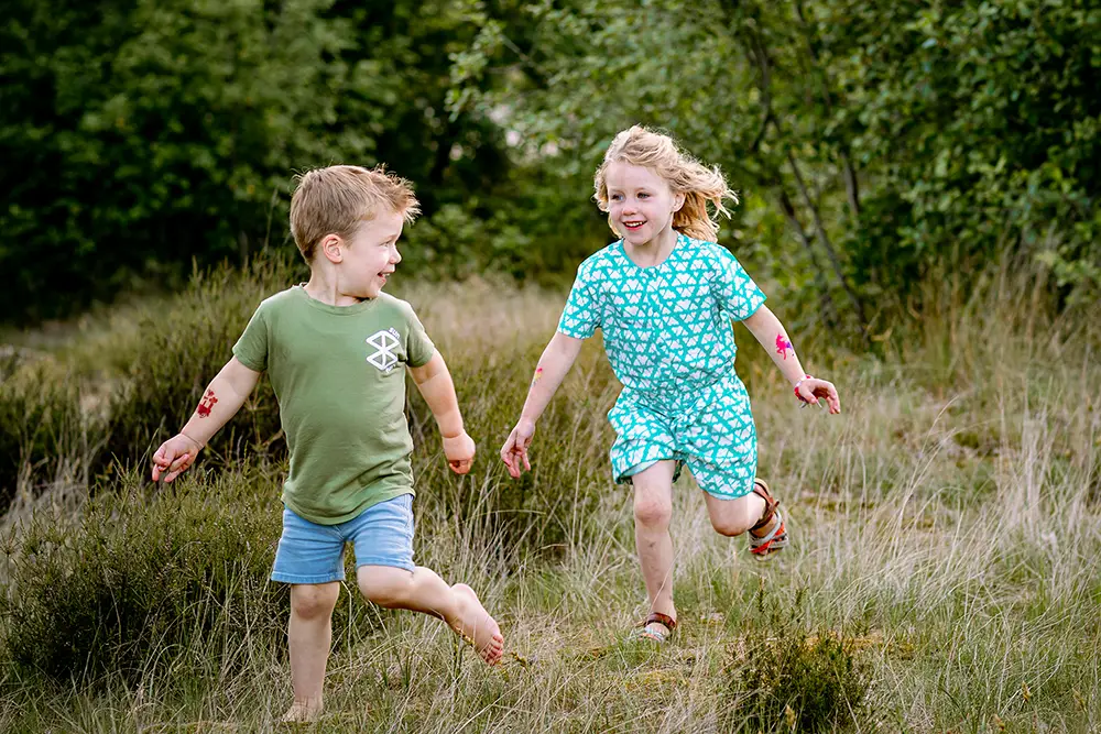 Gezin loopt in de winter Efteling op het Anton Pieckplein tijdens een familieshoot